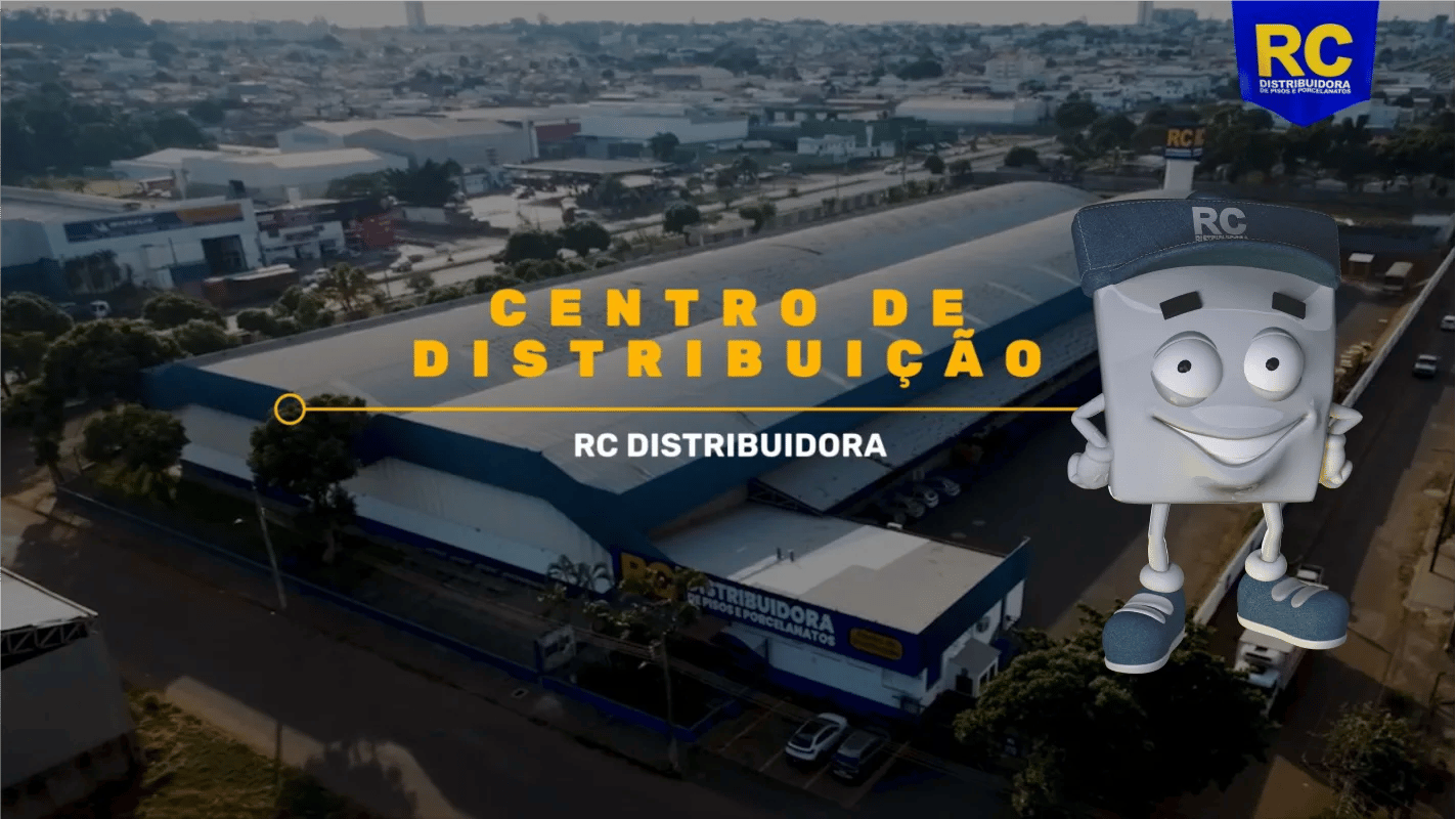Vista aérea do centro de distribuição da RC Distribuidora, com o mascote da marca