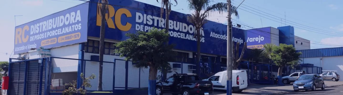 Fachada da Matriz da RC Distribuidora, em Uberlândia, com a placa de atacado e varejo
