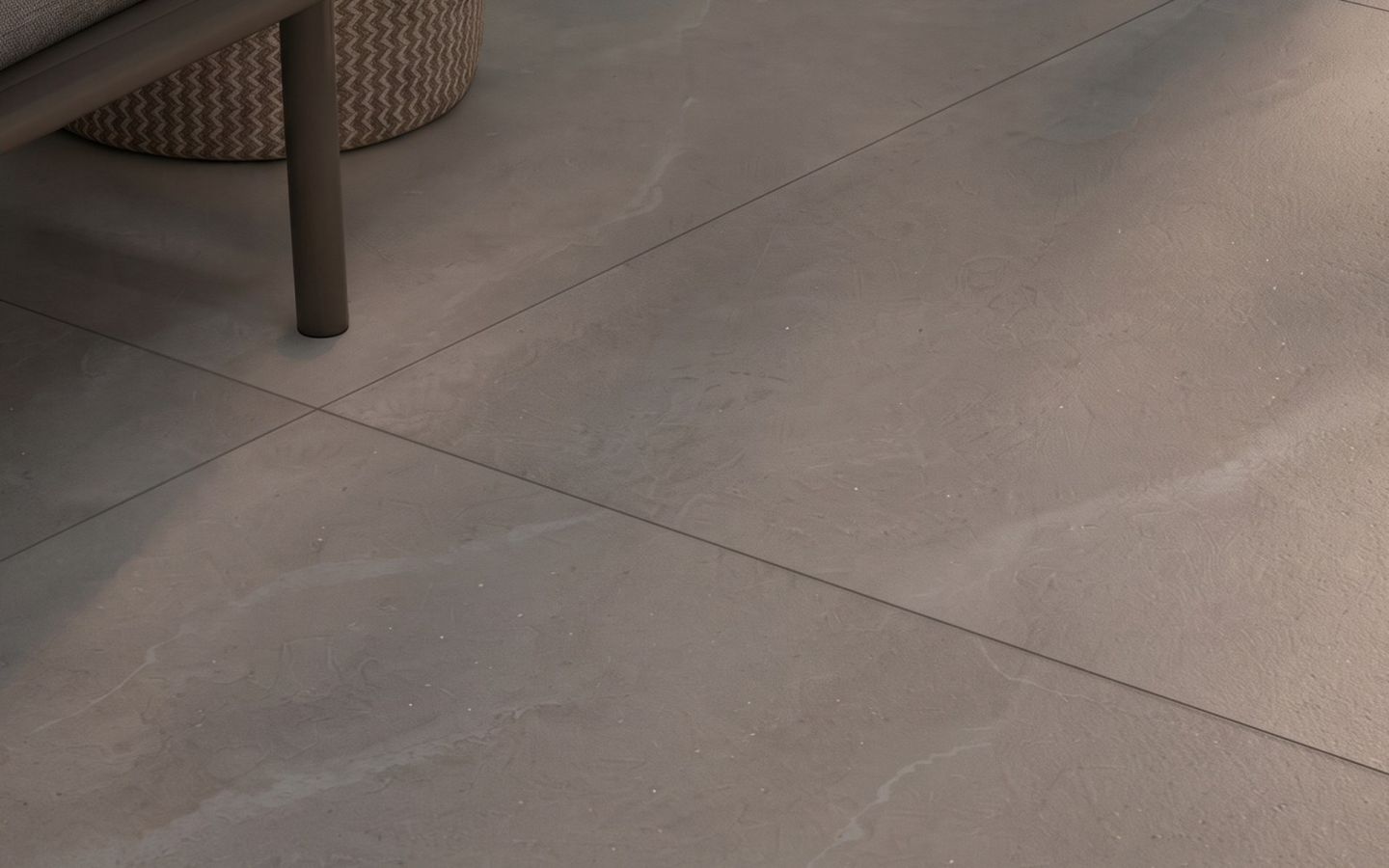 Piso de porcelanato cinza de grande formato, com juntas finas e quase invisíveis