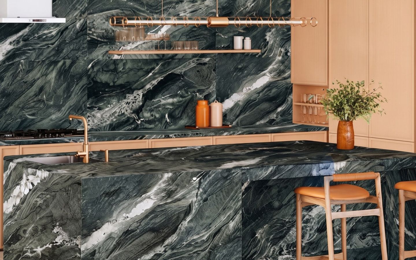Cozinha com bancada e parede revestidas de porcelanato polido verde, marmorizado