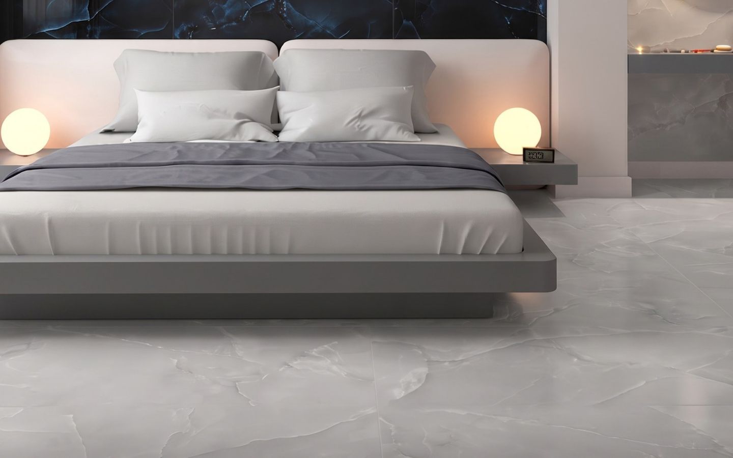 Quarto com piso de porcelanato polido cinza-claro, marmorizado, com reflexo da luz